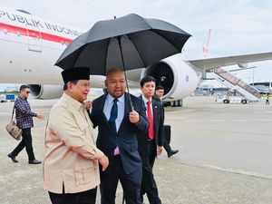 Video: Gaya Didit Payungi Prabowo saat Tiba di Osaka Jepang