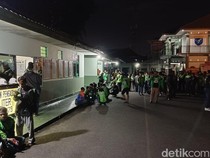 Rekan Diduga Dipukul Oknum TNI, Massa Ojol Geruduk Mapomdam Tanjungpura