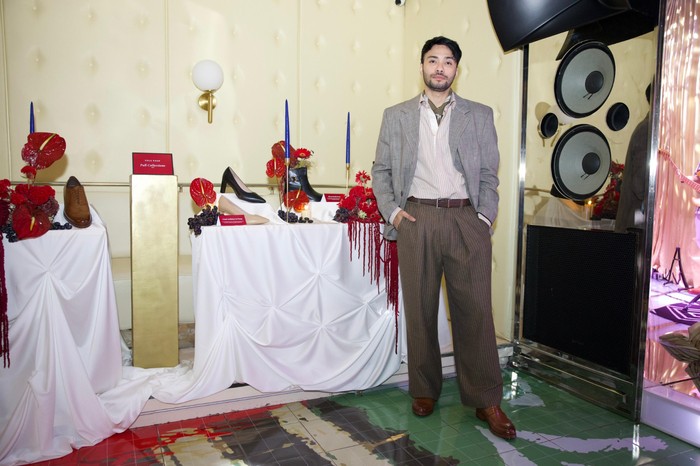 Refal Hady Bergaya Sepatu Hybrid