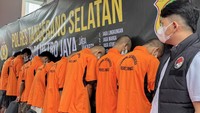 Polisi memperlihatkan sembilan tersangka kasus produksi narkotika jenis tembakau sintentis saat rilis di Mapolres Tangerang Selatan, Serpong, Tangerang Selatan, Banten, Sabtu (20/9/2025). Foto: ANTARA FOTO/Muhammad Iqbal