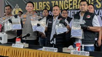 Kapolres Tangerang Selatan AKBP Victor Inkiriwang (kedua kiri) didampingi Kasat Narkoba AKP Pardiman (kedua kanan) beserta jajaran menunjukkan barang bukti terkait pengungkapan pabrik rumahan narkotika jenis tembakau sintetis saat rilis di Mapolres Tangerang Selatan, Serpong, Tangerang Selatan, Banten, Sabtu (20/9/2025). Foto: ANTARA FOTO/Muhammad Iqbal