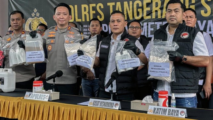 Rilis kasus produksi tembakau sintetis Polisi menunjukkan barang bukti bahan baku pembuatan narkotika jenis tembakau sintentis saat rilis di Mapolres Tangerang Selatan, Serpong, Tangerang Selatan, Banten, Sabtu (20/9/2025). Polres Tangerang Selatan berhasil mengungkap pabrik rumahan pembuat tembakau sintetis di Cikarang yang berawal dari penangkapan seorang tersangka di Serpong dan mengamankan sembilan tersangka serta barang bukti 10 kilogram narkotika tembakau sintetis siap edar. ANTARA FOTO/Muhammad Iqbal/tom.