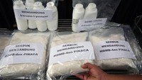 Polres Tangerang Selatan berhasil mengungkap pabrik rumahan pembuat tembakau sintetis di Cikarang yang berawal dari penangkapan seorang tersangka di Serpong dan mengamankan sembilan tersangka serta barang bukti 10 kilogram narkotika tembakau sintetis siap edar.  Foto: ANTARA FOTO/Muhammad Iqbal