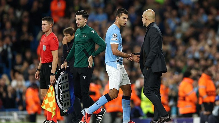 MANCHESTER, ENGLAND - SEPTEMBER 18: Rodri of Manchester City speaks to Pep Guardiola, Manager of Manchester City, after being substituted during the UEFA Champions League 2025/26 League Phase MD1 match between Manchester City and SSC Napoli at City o
