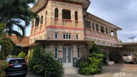 Rumah Gajah Mungkur ini terletak di Jalan Nyai Ageng Arem-arem Nomor 38, Kecamatan Gresik, Kabupaten Gresik.