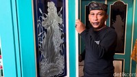 Jendelanya masih asli buatan Belanda yang masih ada tulisan Bovvy Dordt. Kaca-kaca jendela tersebut diukir dengan tangan.