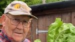 Unik! Pria Ini Sukses Panen Sayur dan Buah Raksasa di Halaman Rumah