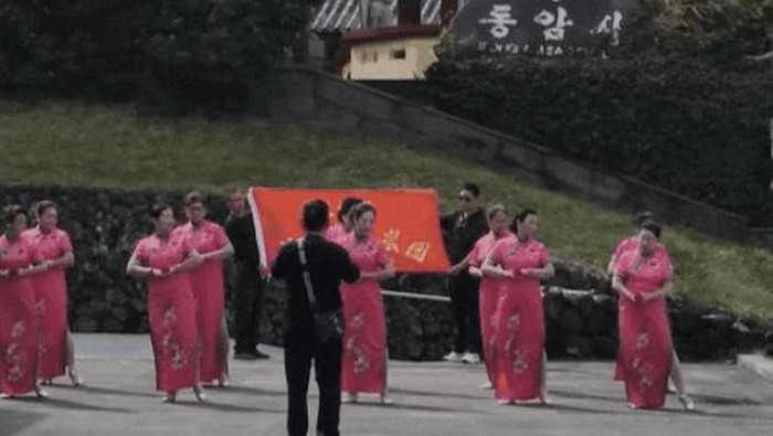 Sekelompok turis China menari di kawasan wisata Seongsan Ilchulbong, Pulau Jeju, Korea Selatan.