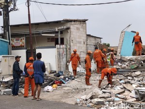 Detik-detik Bus TransJ Tabrak Ruko di Cakung Jaktim hingga Pemilik Terpental