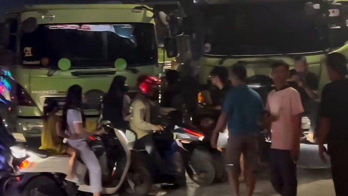 Sopir truk gelar aksi blokade di Jalan Parung Panjang, Bogor (screenshot video viral)