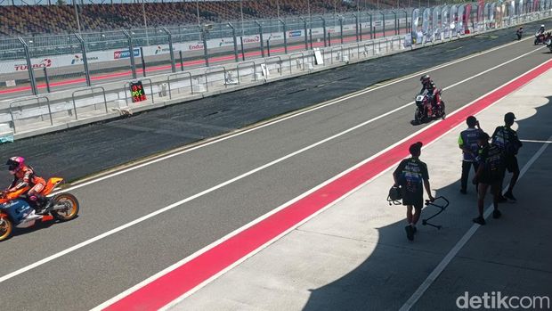 Suasana di paddock Sirkuit Mandalika pada race 1 Mandalika Racing Series, Sabtu (20/9/2025).