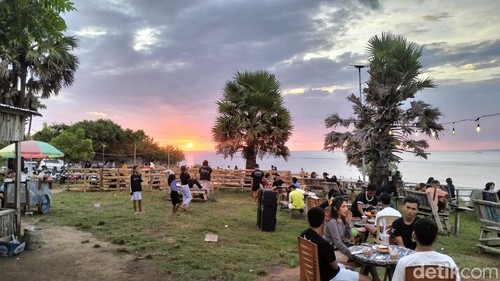 Suasana sore di Cafe Tebing Bute, Lasiana, Kupang, NTT.