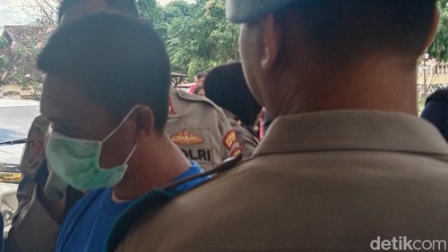 Tampang Kades RD, pelaku pembakaran Kantor Inspektorat Kabupaten Bima, NTB, yang dihadirkan saat konferensi pers, di Mapolres Bima Kota, Sabtu, (20/9/2025) sore. (Dok. Rafiin/detikBali)