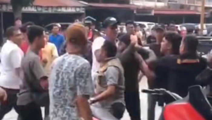 Tangkapan layar video sejumlah debt collector mengeroyok wartawan di Labuhanbatu. (Foto: Dok. Istimewa)