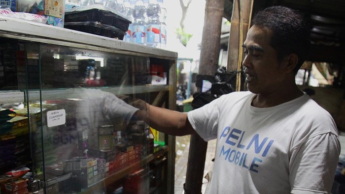 Tarif Cukai Rokok TInggi Pedagang kaki lima (PKL) menunggu pembeli dan menunjukkan pita cukai yang menempel di bungkus rokok di Jakarta, Minggu (20/9/2025). Menteri Keuangan (Menkeu) Purbaya Yudhi Sadewa menyatakan kaget atas tarif cukai rokok yang sangat tinggi mencapai 57%.