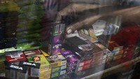 Ia berjanji akan mencari cara demi melindungi para pengusaha rokok lokal dan tenaga kerjanya, salah satunya berkaitan dengan tarif cukai. Purbaya mengaku kaget ketika pertama kali menjabat sebagai menteri keuangan per Senin (8/9). Ia heran karena rata-rata tarif cukai rokok saat ini tembus 57%. 