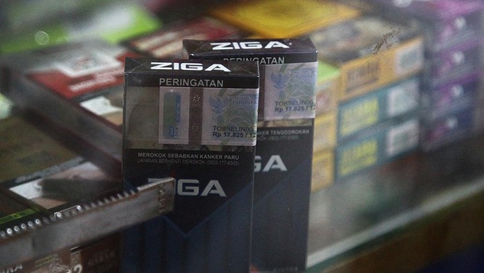 Pedagang kaki lima (PKL) menunggu pembeli dan menunjukkan pita cukai yang menempel di bungkus rokok di Jakarta, Minggu (20/9/2025). Menteri Keuangan (Menkeu) Purbaya Yudhi Sadewa menyatakan kaget atas tarif cukai rokok yang sangat tinggi mencapai 57%.