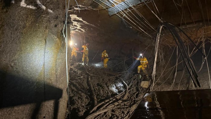 Tim penyelamat tambang bawah tanah PT Freeport Indonesia melakukan evakuasi karyawan terjebak luncuran material basah di Grasberg Block Cave. Pada Sabtu, 20 September 2025 (Dok istimewa)