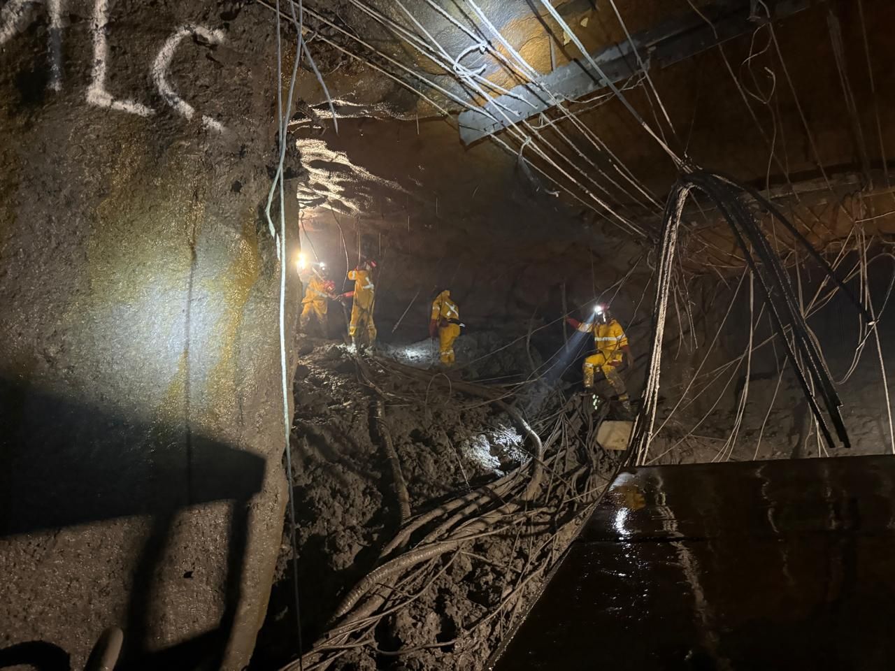 Tim penyelamat tambang bawah tanah PT Freeport Indonesia melakukan evakuasi karyawan terjebak luncuran material basah di Grasberg Block Cave. Pada Sabtu, 20 September 2025, tim penyelamat menemukan 2 (dua) pekerja yang terjebak dalam keadaan meninggal dunia. (Dok. Freeport)