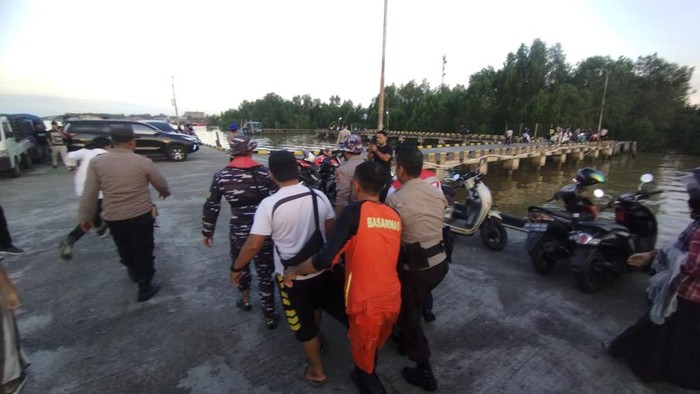 Tim SAR melakukan evakuasi remaja tewas tenggelam di pelabuhan Tanjabbar, Jambi