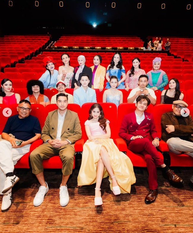 Penampilannya kali ini berhasil membuat Tissa terlihat manglingi. Banyak yang bahkan menyebut Tissa terlihat bak princess. Cantik bgt kaya princesss, komentar salah seorang netizen. Cantiik banget ih bikin pangling seperti Princess! tambah netizen lain. Foto: Instagram/@tissabiani