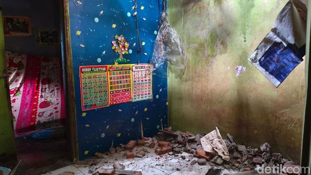 TKP Rumah di Cakung Ditabrak TransJ