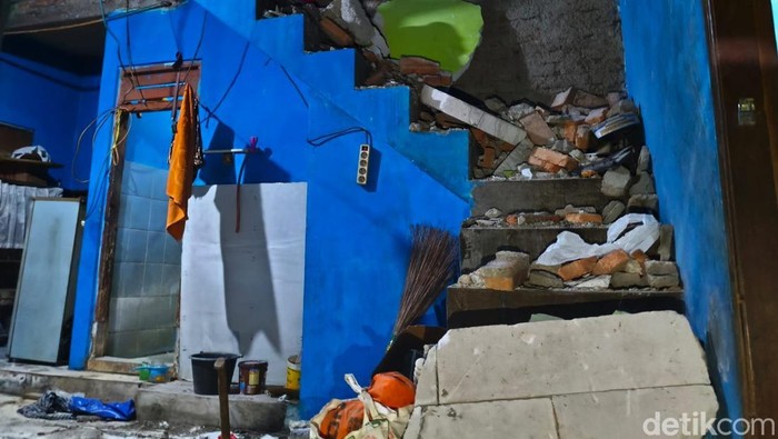 TKP Rumah di Cakung Ditabrak TransJ