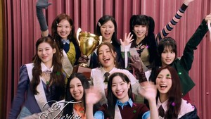 TWICE mengumumkan album spesialnya lewat video berkonsep sitkom. (Foto: dok. JYP Entertainment)