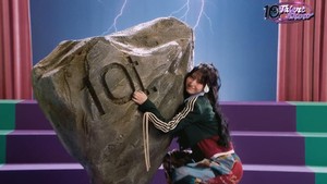 Salah satunya Momo yang mencoba mengangkat batu seberat 10 ton. (Foto: dok. JYP Entertainment)
