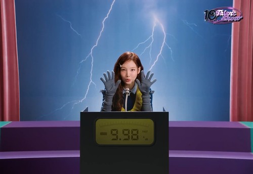 TWICE tampil dalam teaser bergaya sitkom dalam rangka perilisan album spesial berjudul TEN: The Story Goes On buat ulang tahun ke-10 debut.