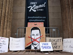 Video: Pekerja Sibuk Angkut Barang dari Studio Jimmy Kimmel Live!