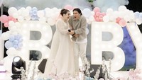 Vika Kolesnaya disorot usai Billy Syahputra membuat pengakuan mengejutkan. Vika dan Billy rupanya sudah resmi menikah. Vika juga akhirnya memeluk keyakinan yang sama dengan Billy. Foto: Instagram @vika.kolesnaya / Youtube Billy Syahputra