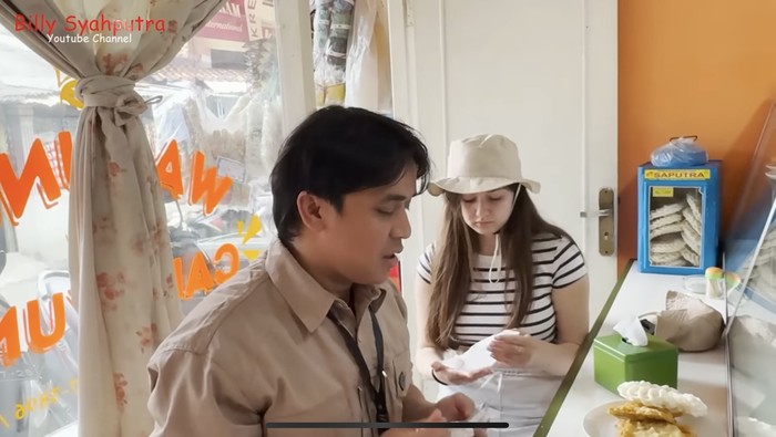 Vika Kolesnaya dan Billy Syahputra Kompak Makan di Warteg sampai Cicip Durian Vika Kolesnaya dan Billy Syahputra Kompak Makan di Warteg sampai Cicip Durian