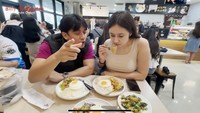 Liburan ke Singapura, pasangan yang baru-baru ini mengaku sudah resmi menikah sempat mampir ke salah satu restoran populer. Billy dan Vika menikmati hidangan ayam berbumbu salted egg yang lengkap dengan nasi dan telur mata sapi. Foto: Instagram @vika.kolesnaya / Youtube Billy Syahputra