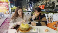 Selain ke Singapura, Billy dan Vika juga pernah liburan ke Malaysia. Tentu mereka tidak melewatkan makan durian spesial di negara tersebut. Foto: Instagram @vika.kolesnaya / Youtube Billy Syahputra