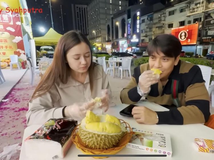 Vika Kolesnaya dan Billy Syahputra Kompak Makan di Warteg sampai Cicip Durian