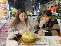 Vika Kolesnaya dan Billy Syahputra Kompak Makan di Warteg sampai Cicip Durian