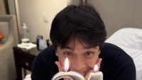 Waktu liburan ke Dubai, influencer kelahiran 2000 itu memberi kejutan ulang tahun untuk Billy. Ia telah menyiapkan semacam blueberry cake lengkap dengan lilin angka umur Billy. Foto: Instagram @vika.kolesnaya / Youtube Billy Syahputra