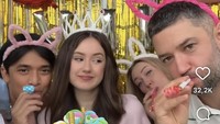 Gantian, kali ini Billy yang merayakan ulang tahun istrinya. Momen tersebut terlihat menyenangkan karena Vika diberi kejutan kue desain Disney Princess oleh Billy dan keluarganya. Foto: Instagram @vika.kolesnaya / Youtube Billy Syahputra