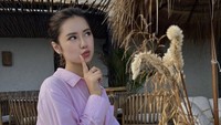 Model yang saat ini menikah dengan Billy Syahputra juga suka membagikan pose saat menikmati makanan. Salah satunya ini ketika Vika makan di Sol Rooftop Bali dan mejanya sudah dipenuhi minuman kelapa hingga segelas minuman berwarna kuning. Foto: Instagram @vika.kolesnaya / Youtube Billy Syahputra