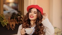 Di Paris, influencer 25 tahun itu juga menunjukkan pose saat nongkrong di kafe. Vika menikmati secangkir minuman coklat hangat dan beberapa potong roti baguette. Foto: Instagram @vika.kolesnaya / Youtube Billy Syahputra