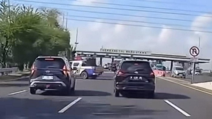 Viral mobil putar balik di tol