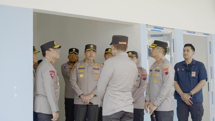 Wakapolri Komjen Dedi Prasetyo meninjau pembangunan Sentra Produksi Pangan Gizi (SPPG) Polri di Aspol Gedawang, Jalan Empu Sendok Raya, Banyumanik, Kota Semarang