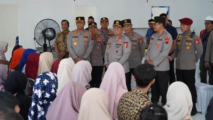 Wakapolri Komjen Dedi Prasetyo meninjau langsung pembangunan Satuan Pelayanan Pemenuhan Gizi (SPPG) Polri Polda Jateng. (Dok Polri).