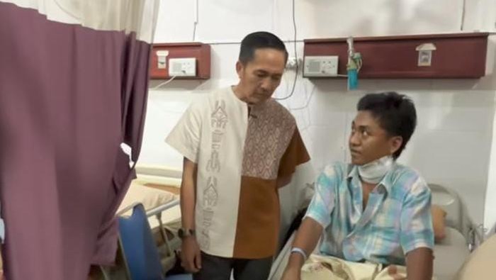 Wali Kota Palembang Ratu Dewa melihat pelajar SMK yang terkena tali layangan