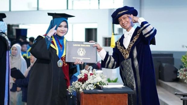 Wan Sabrina Mayzura jadi lulusan termuda ITS pada usia 20 tahun
