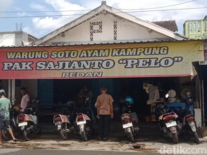 Warung Soto Pak Pelo Klaten Setia Masak Pakai Arang, Jadi Langganan Seniman