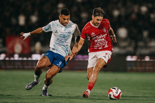 Winger Bali United, Thijmen Goppel (kanan), dijaga ketat pemain PSIM Yogyakarta, Anton Fase dalam duel di pekan kelima Super League, Sabtu (20/9/2025) di Stadion Kapten I Wayan Dipta, Gianyar. (Dok. Bali United)