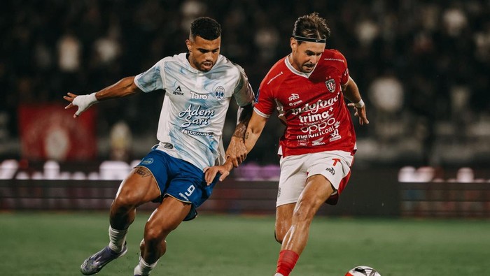 Winger Bali United, Thijmen Goppel (kanan), dijaga ketat pemain PSIM Yogyakarta, Anton Fase dalam duel di pekan kelima Super League, Sabtu (20/9/2025) di Stadion Kapten I Wayan Dipta, Gianyar. (Dok. Bali United)