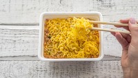 Orang Amerika Serikat juga banyak yang makan mie instan. Total 5.151 juta porsi mie instan dinikmati setiap tahun. Mereka suka produk mie instan praktis yang bisa dimasak di microwave. Foto: Getty Images/ajijchan